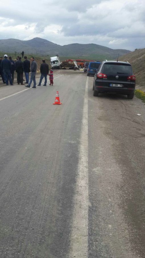   çankırı yolunda tır devrildi